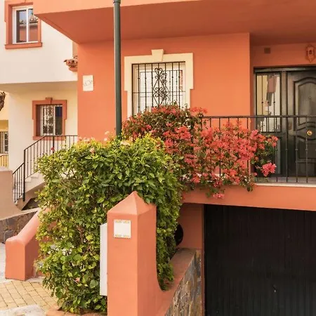Sleeps 10 Pool Air Con