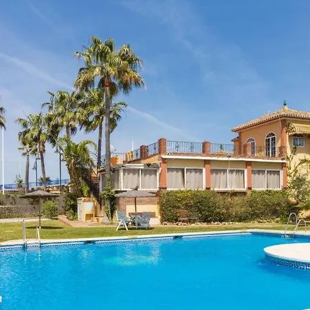 Sleeps 10 Pool Air Con Hébergement de vacances *
